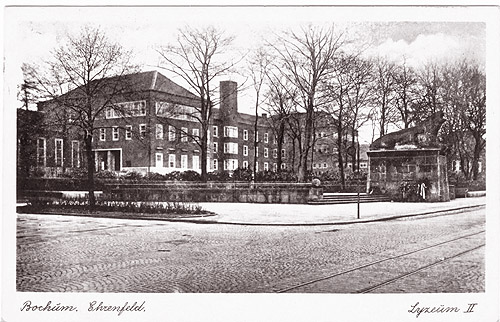 Schillerschgule mit Kriegerehrenmal 1940