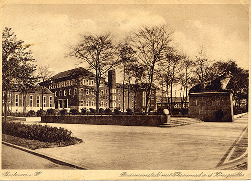 Studienanstalt mit Kriegerdenkmal