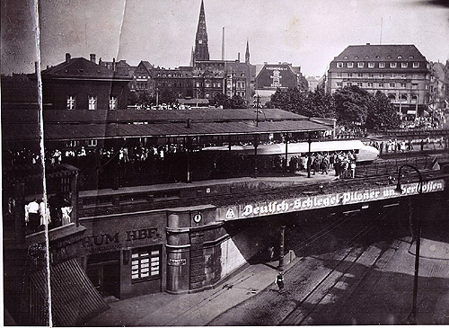 Einfahrt des Schienenzeppelin im alten Haupt-Bahnhof