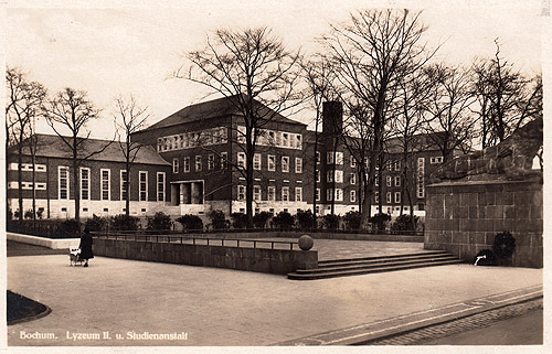 Schiller-Lyzeum mit Kriegerdenkmal