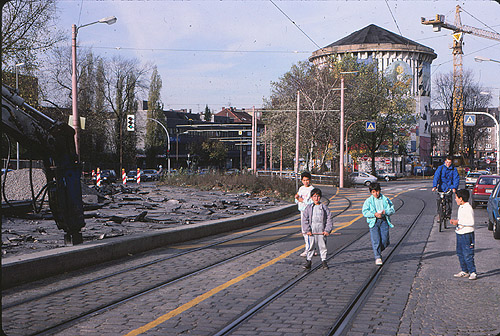 Universitäts-Straße 1989