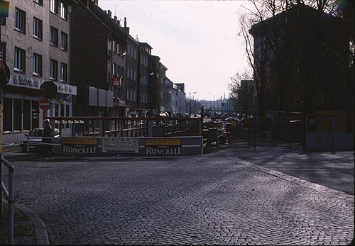 Universitäts-Straße 1989